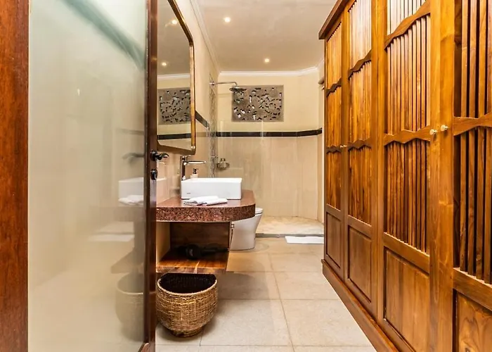 2br Walking Distance To Bambu Indah Villa